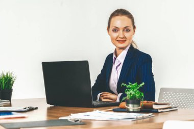 Genç çekici iş kadını CEO 'su ofiste dizüstü bilgisayarla çalışıyor. uds