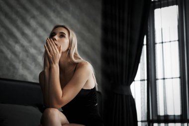 Kritik depresyon ve anksiyete bozukluğu olan genç bir kadın, yalnızlık, akıl hastalığı, ya da istenmeyen hamilelik, karanlık yatak odasında kendine sarılıyor. Bunaltıcı olumsuz düşünce. Blithe