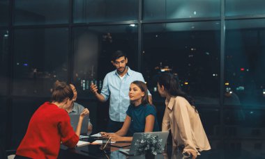 Mesleki çeşitlilikteki iş adamları proje başlatmayı tartışıyor. Müdür açıklama yapıyor, gece ofisindeki beyin fırtınası stratejisini paylaşıyor. Bir grup iş adamı birlikte çalışıyor. İzleme.