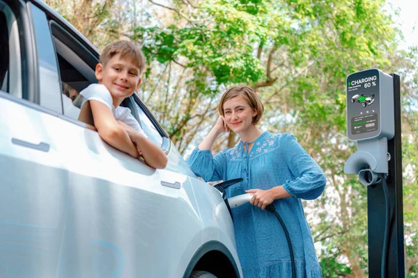 Сімейна Дорожня Відпустка Електромобілем Матір Сином Заряджає Автомобіль Зеленою Чистою — стокове фото