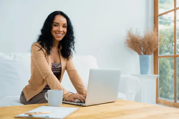 Mulher Afro Americana Usando Computador Portátil Para Trabalho Crucial Internet — Fotografia de Stock