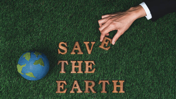 Кампания экологической осведомленности о концепции Дня Земли демонстрирует сообщение, организованное в Save Earth на биофильном зеленом фоне. Концепция экологического социального управления для устойчивого и экологически безопасного будущего.