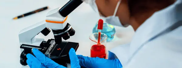 Laboratory Researcher Develop New Medicine Cure Using Microscope Technological Advance — Stock Photo, Image