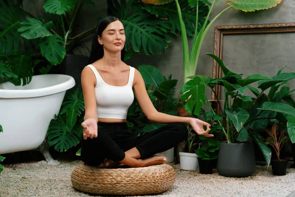 Ung Kvinna Som Gör Morgonyoga Och Meditation Naturlig Trädgård Med — Stockfoto