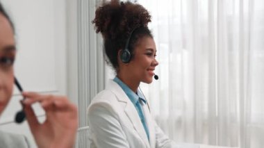 Ofiste çalışan kulaklık takan işadamları uzak müşteri ya da meslektaşlarını desteklemek için çalışıyorlar. Çağrı merkezi, tele pazarlama, müşteri destek acentesi telefon görüntülü konferans görüşmesi için hayati önem taşıyor.