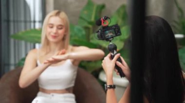 Yeşil bitki üzerine doğal güzellik ve kozmetik dersi yapan iki güzel içerik yaratıcısı bahçe videosunu terk ediyor. Güzellik blogcusu sosyal medyum izleyicilere güzellik hizmetinin nasıl uygulanacağını gösteriyor. Blithe