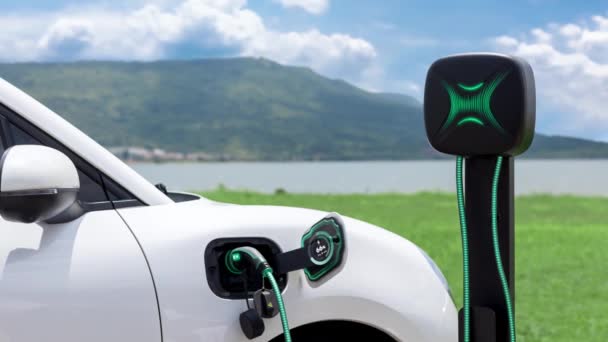电动汽车插座与充电站 充电用电动汽车充电器电缆显示智能数字电池状态全息图与自然背景 未来绿色能源基础设施 仔细阅读 — 图库视频影像