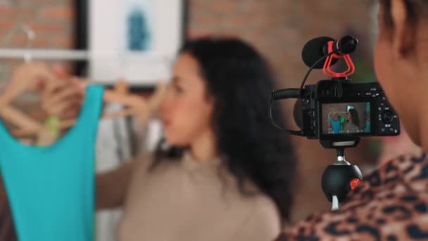 Dos Mujeres Influencer Disparar Transmisión Vivo Vlog Video Revisar Ropa — Vídeo de stock