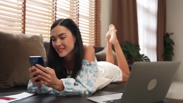 Wanita Muda Berbaring Sofa Menggunakan Laptop Dengan Kartu Kredit Untuk — Stok Video