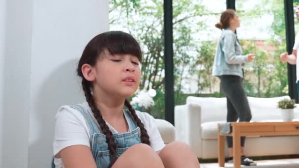 Chica Joven Estresada Infeliz Acurrucarse Esquina Cubrir Sus Oídos Bloqueando — Vídeo de stock