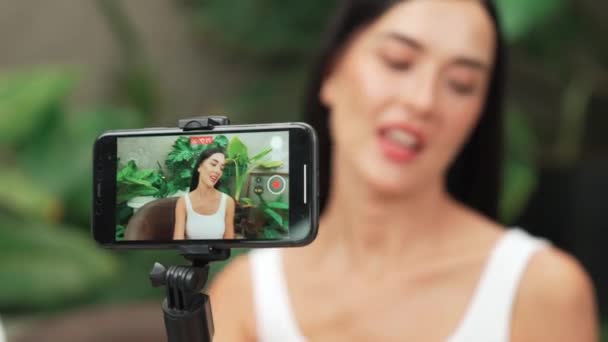 Vue Arrière Masquer Caméra Écran Affichage Femme Faire Beauté Naturelle — Video