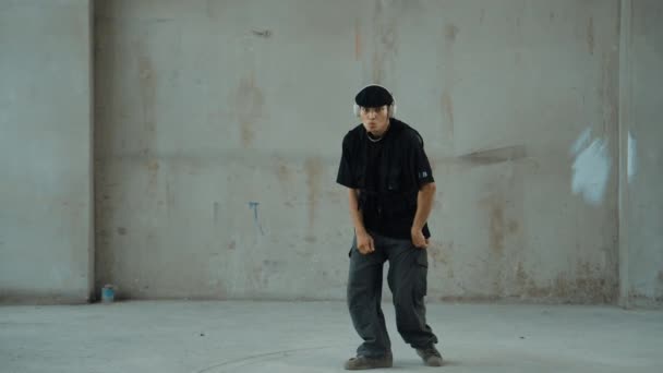 Hezký Hipster Cvičí Break Dance Při Poslechu Hudby Sluchátka Cementovým — Stock video