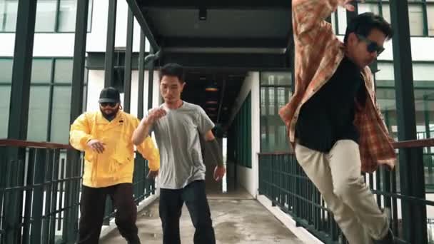 Опытная Мультикультурная Хипстерская Группа Гуляющая Исполняющая Уличные Танцы Современном Торговом — стоковое видео