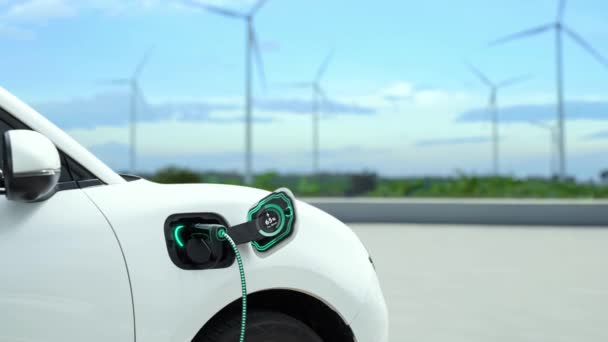 Електричний Автомобіль Заряджає Енергією Від Зарядної Станції Відображає Футуристичний Розумний — стокове відео