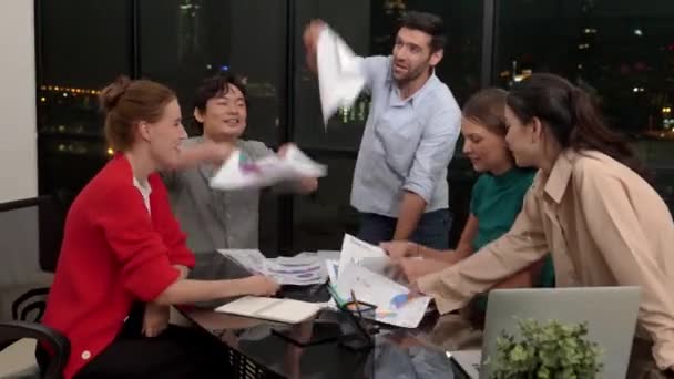Професійні Щасливі Бізнесмени Кидають Папери Повітря Стискаючи Руки Щоб Відсвяткувати — стокове відео
