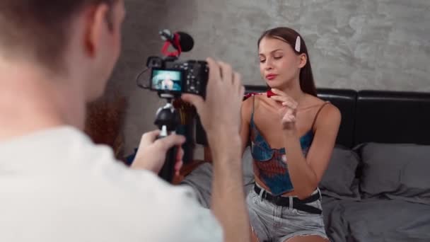 Novio Camarógrafo Con Equipo Transmisión Vivo Filmando Mujer Joven Haciendo — Vídeos de Stock