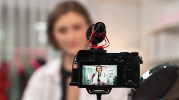 女性インフルエンサーは ライブストリーミングビデオレビューメイクアッププライムソーシャルメディアやブログを撮影します オンラインでのマーケティングレコーディングセッション放送のための化粧品スタジオ照明を持つ幸せな若い少女 — ストック動画