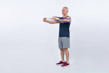 Vücut uzunluğu tam, atletik ve sportif, izole edilmiş arka planda fitness direnç bandı olan son sınıf öğrencisi. Emeklilikten sonra sağlıklı, aktif bir fiziğe ve vücut bakımına sahip. Etki