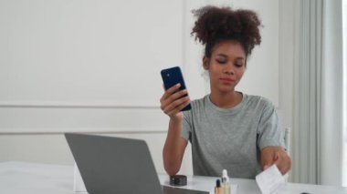 İnternet pazarından alışveriş yapan kadın modern yaşam tarzı için satış malzemeleri arıyor ve önemli siber güvenlik yazılımları tarafından korunan cüzdandan çevrimiçi ödeme için kredi kartı kullanıyor