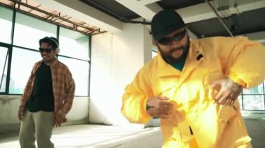 Çok kültürlü dansçılar sokak dansı yapıyor ve hip-hop müziğine geçiyorlar. Profesyonel hipster grubu gökyüzü kavgacı görünümlü bir binada serbest stil müzik eşliğinde dans ediyor. Açık hava sporu 2024 hiphop..