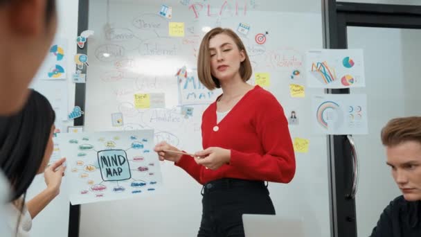 Chytrý Manažer Zvedá Ruku Ptá Kreativní Obchodní Jednání Zatímco Mladá — Stock video