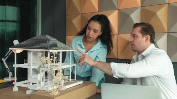 Twee Bekwame Professionele Architect Ingenieurs Bespreken Huis Model Structuur Projectmanager — Stockvideo