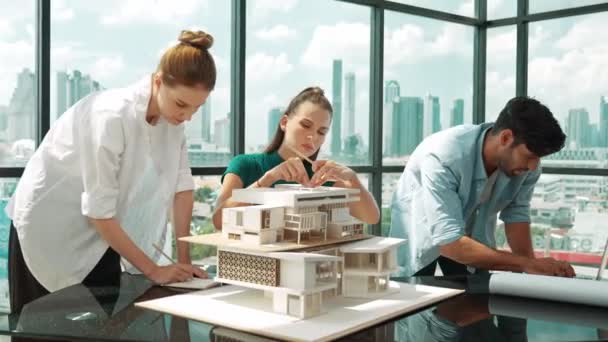 Команда Инженеров Архитекторов Работает Вместе Над Анализом Строительства Моделей Домов — стоковое видео
