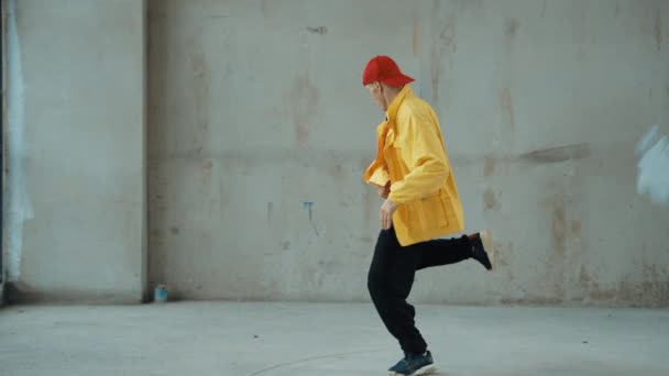 Kaukasiska Hipster Visar Eller Övar Fotsteg Gatan Urban Stad Ung — Stockvideo