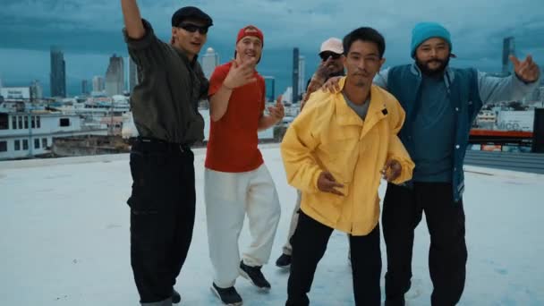 Grupo Hipster Diverso Multicultural Usan Paño Elegante Colorido Mientras Bailan — Vídeos de Stock