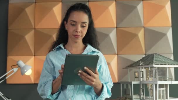 Junge Schöne Hispanische Architektin Ingenieurin Analyse Hochbau Mittels Tablet Und — Stockvideo
