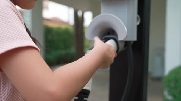 Щаслива Маленька Дівчинка Дізнається Про Екологічну Енергетичну Стійкість Коли Вона — стокове відео