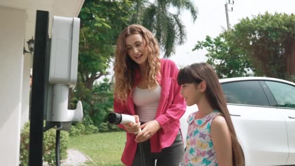 Щаслива Маленька Дівчинка Дізнається Про Екологічну Енергетичну Стійкість Допомагаючи Матері — стокове відео