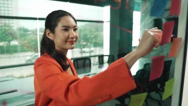 Portret Młodej Pięknej Bizneswoman Piszącej Pomysł Marketingowy Szklanej Tablicy Azjatycki — Wideo stockowe