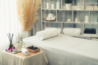 Lüks spa merkezindeki kaplıca masasında güzellik ve güzellik salonu aksesuarları. Spa masajı ve eğlence arka planı konsepti. Sessiz.