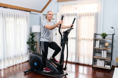 Emekli olduktan sonra ev portresindeki eliptik koşu makinesinde sağlıklı yaşam tarzı ve vücut bakımı olarak çalışan son sınıf öğrencisi. Etki