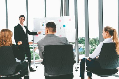 İş kadınları ve işadamları ofis odasında grup toplantısına katılıyorlar. Şirket iş ekibi konsepti. uds