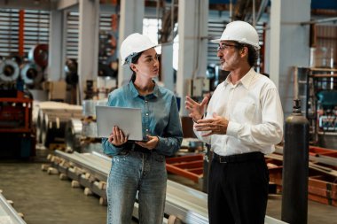 Fabrika müdürü ya da yöneticisi metal fabrikası turuna çıkıyor ve mühendislik denetçisi olarak ağır çelik endüstriyel makine gösterisi liderlik kalitesini denetliyor. Örnek gösteriliyor