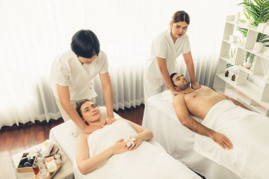 Kafkas çift müşterisi stres önleyici spa masajının keyfini çıkarıyor ve lüks otel veya oteldeki gündüz açık hava ortamında güzellik teniyle eğleniyor. Sessiz.