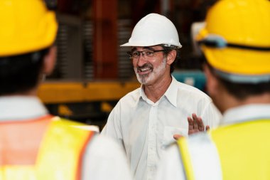Kollektif fabrika işçisi ve mühendisi, fabrika yöneticisi veya yöneticisi ile görüşmek üzere bir araya gelerek, ağır endüstriyel çelik atölyesinde planlama ve endüstri eğitim programını tartıştılar. Örnek gösteriliyor