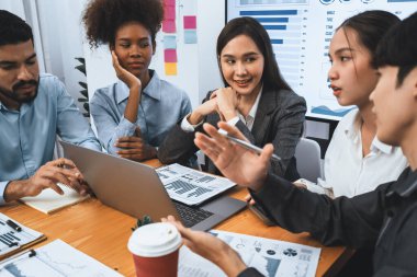 Çok ırklı analist ekibi toplantı masasındaki mali raporu analiz etmek için BI gösterge tablosunu kullanıyor. Çeşitli iş adamlarından oluşan bir grup, FIntech 'in veri analizini başarılı iş pazarlaması için kullanır. Uyum
