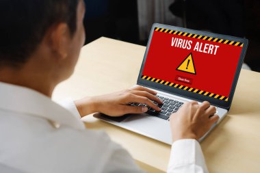Bilgisayar ekranındaki virüs uyarısı mobil siber tehdit, hacker, bilgisayar virüsü ve kötü amaçlı yazılım tespit edildi