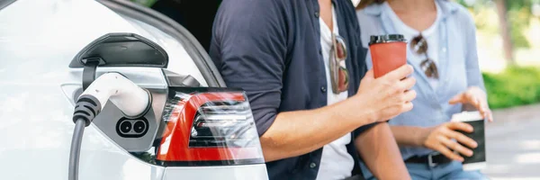 Panorama Banner Couple Drinking Coffee While Recharge Battery Electric Car — Stock Photo, Image