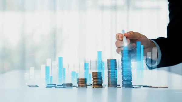 Muntstapel Met Digitale Grafische Indicator Symboliseert Bedrijfsinvesteringen Economische Groei Zakenman — Stockfoto