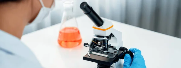 Investigador Laboratorio Desarrollar Nueva Medicina Cura Con Microscopio Avance Tecnológico — Foto de Stock