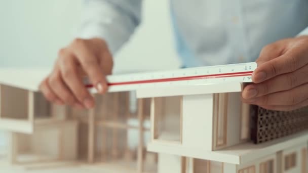 Professioneller Männlicher Architekt Mit Lineal Zur Messung Der Hausmodelllänge Während — Stockvideo