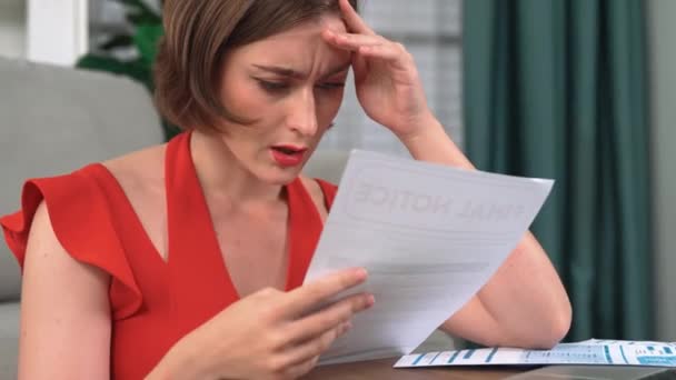 Jovem Estressada Tem Problemas Financeiros Com Dívida Cartão Crédito Para — Vídeo de Stock