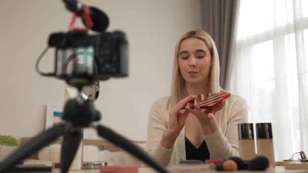 Οπίσθια Προβολή Behide Οθόνη Της Κάμερας Γυναίκα Κάνοντας Ομορφιά Και — Αρχείο Βίντεο