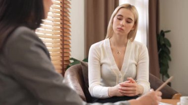 Ruh sağlığı konsültasyonu ya da akıl hastalığı teşhisi koyarken hastalara el ele tutuşan profesyonel psikiyatristten yardım istemek. Zihinsel tedavi seansı. Blithe