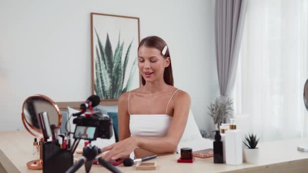 Jonge Vrouw Start Live Streaming Schoonheid Cosmetische Tutorial Video Inhoud — Stockvideo