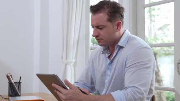 Бизнесмен Изо Сил Пытается Решить Рабочую Проблему Дома Помощью Ноутбука — стоковое видео